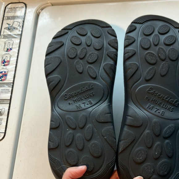 Essentials by Muk Luks black rubber sandals Velcro size 7-8 women’s - Picture 8 of 8